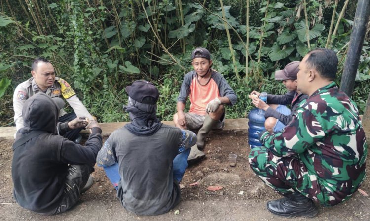 Dukung Program Ketahanan Pangan Nasional, Bhabinkamtibmas Polsek Sukaraja Laksanakan Kunjungan ke Petani