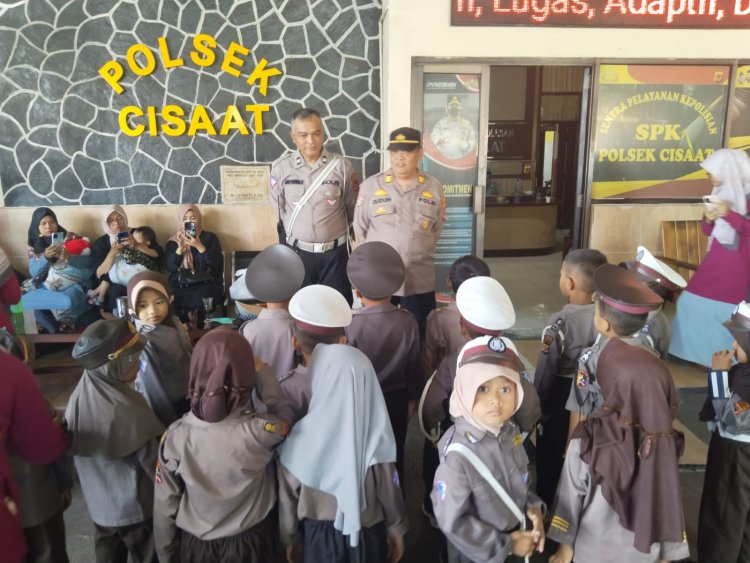 Kunjungan Edukatif Siswa TK ke Polsek Cisaat