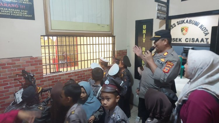 Kunjungan Edukatif Siswa TK ke Polsek Cisaat