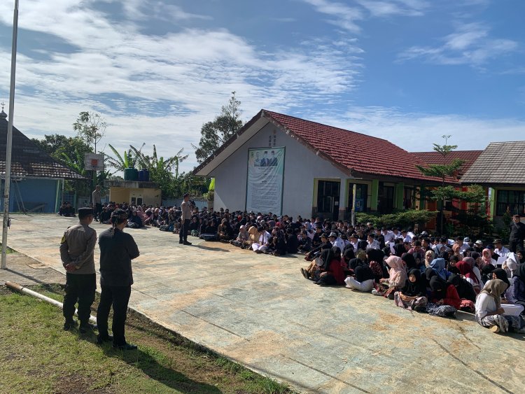 Cegah Kenakalan Remaja, Kapolsek Sukabumi Berikan Pembinaan di SMKN 1  Sukabumi