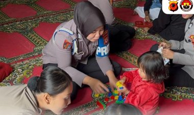 Polres Bogor Berikan Trauma Healing Kepada Korban Banjir