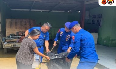Sat Pol Airud Polres Karawang Bantu Warga Bersihkan Rumah Pasca Banjir
