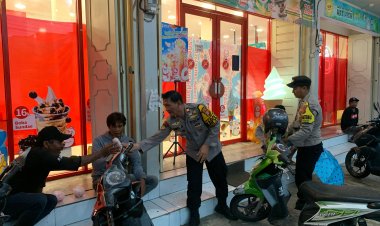 Ditengah Derasnya Hujan,Tak Menyurutkan Semangat Anggota Polsek Sukabumi Bagikan Takjil