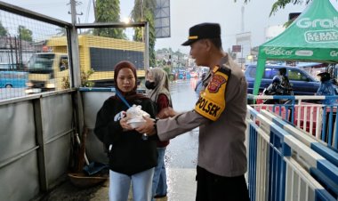 Kapolsek Sukaraja Gelar Aksi Sosial,Bagikan Takjil Kepada Warga