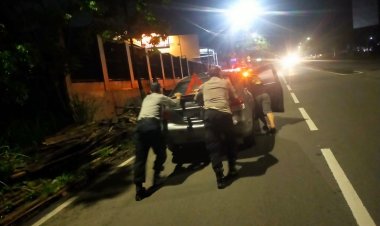 Dengan Sigap Personel Polsek Cibeureum Bantu Dorong Mobil Warga Yang Mogok