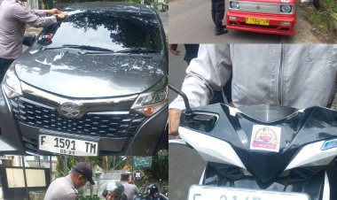 Anggota Polsek Sukabumi Pasang Stiker "Mudik Aman Keluarga Nyaman" dan Hotline Mudik Polri 110