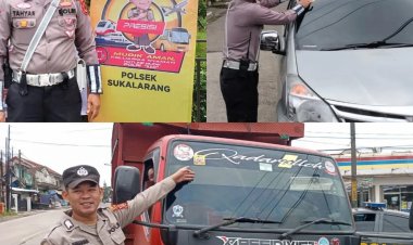 Anggota Polsek Sukalarang Pasang Stiker "Mudik Aman Keluarga Nyaman" dan Hotline Mudik Polri 110