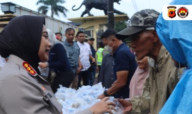 Polresta Cirebon Gelar Bagi-bagi Takjil dan Sosialisasi Mudik Aman Keluarga Nyaman Hotline Mudik Polri 110