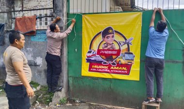 Polsek Cisaat Laksanakan Sosialisasi Pemasangan Banner dan Stiker Bertajuk ' Mudik Aman Keluarga Nyaman '