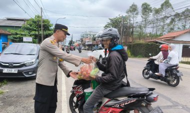 Kapolsek Sukaraja Bersama Bhayangkari,Gelar Baksos Ramadhan Bagi-bagi Sayuran