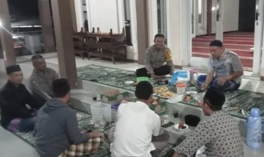 Pererat Silaturahmi, Bhabinkamtibmas Polsek Sukaraja Hadiri Buka Puasa Bersama Warga