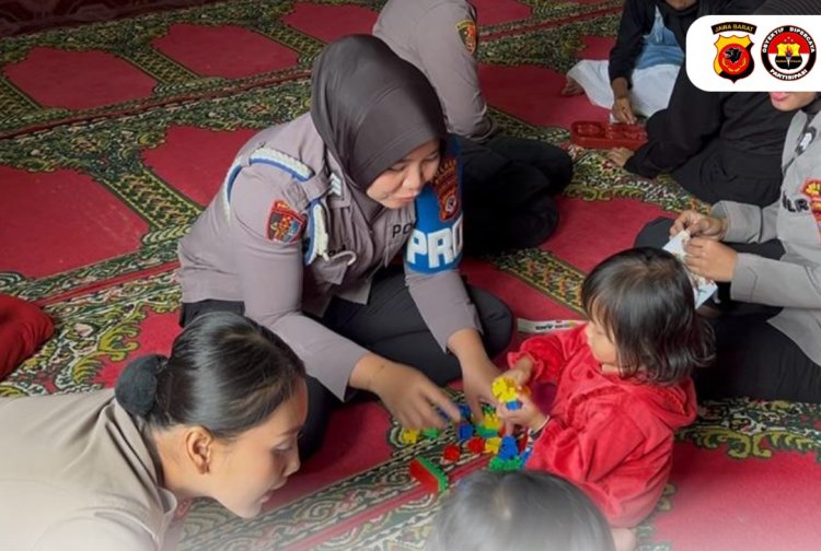 Polres Bogor Berikan Trauma Healing Kepada Korban Banjir