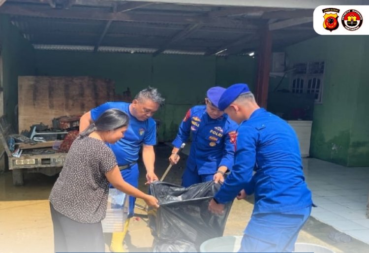 Sat Pol Airud Polres Karawang Bantu Warga Bersihkan Rumah Pasca Banjir