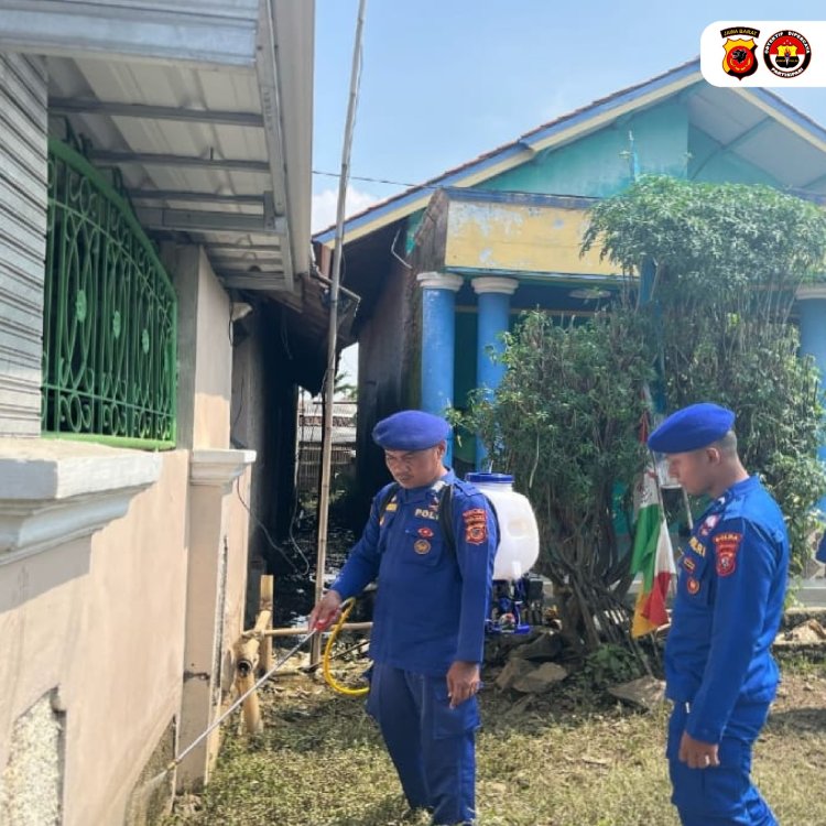 Sat Pol Airud Polres Karawang Bantu Warga Bersihkan Rumah Pasca Banjir