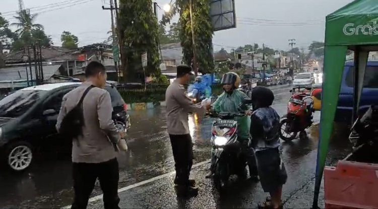 Kapolsek Sukaraja Gelar Aksi Sosial,Bagikan Takjil Kepada Warga