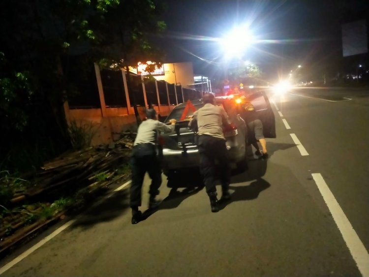 Dengan Sigap Personel Polsek Cibeureum Bantu Dorong Mobil Warga Yang Mogok