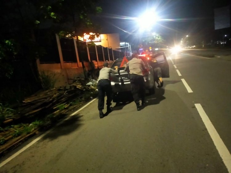 Dengan Sigap Personel Polsek Cibeureum Bantu Dorong Mobil Warga Yang Mogok