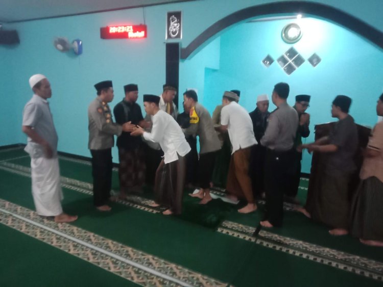 Safari Ramadhan, Kapolsek Cibereum Laksanakan Sholat Subuh Berjamaah