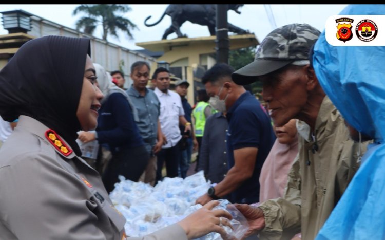 Polresta Cirebon Gelar Bagi-bagi Takjil dan Sosialisasi Mudik Aman Keluarga Nyaman Hotline Mudik Polri 110