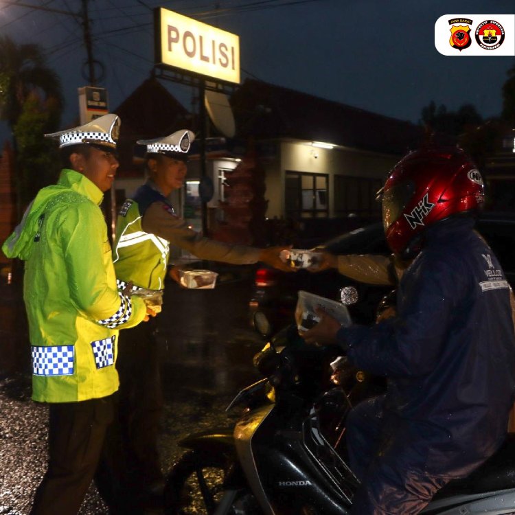 Polresta Cirebon Gelar Bagi-bagi Takjil dan Sosialisasi Mudik Aman Keluarga Nyaman Hotline Mudik Polri 110