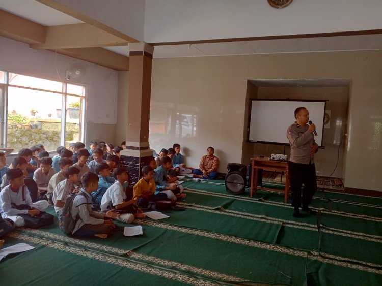 Kanit Binmas Polsek Gunungguruh, Berikan Penyuluhan Kepada Santri Kilat Ramadhan di SMPN 2 Gunungguruh