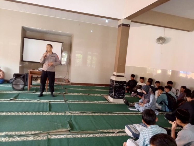 Kanit Binmas Polsek Gunungguruh, Berikan Penyuluhan Kepada Santri Kilat Ramadhan di SMPN 2 Gunungguruh