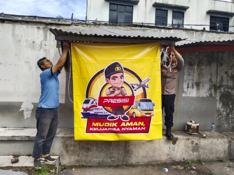 Polsek Cisaat Laksanakan Sosialisasi Pemasangan Banner dan Stiker Bertajuk ' Mudik Aman Keluarga Nyaman '