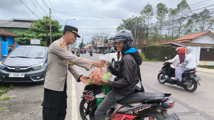 Kapolsek Sukaraja Bersama Bhayangkari,Gelar Baksos Ramadhan Bagi-bagi Sayuran