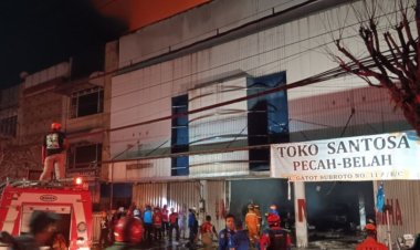 Gudang Toko Pecah Belah Kebakaran