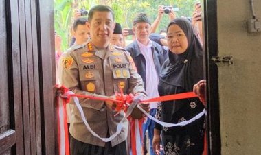 Polisi Patungan Renovasi Rumah Warga Korban Gempa di Bandung