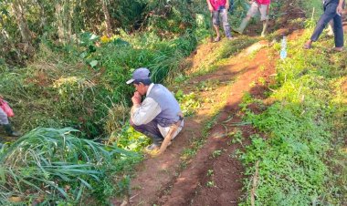 Kepala Dusun Buluh Gotong Royong Bersama Masyarakat Perbaiki Tanggul Irigasi yang Jebol