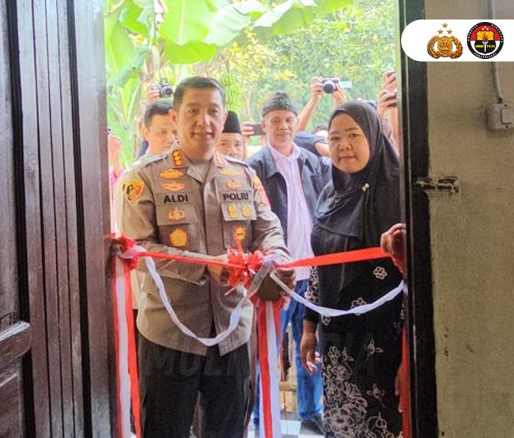 Polisi Patungan Renovasi Rumah Warga Korban Gempa di Bandung