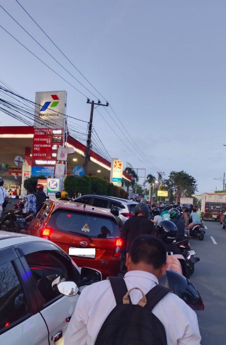 Kelangkaan Pertamax di Balikpapan: Kota Minyak, Warga Antre Berjam-jam di SPBU