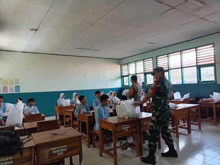 Sinergitas TNI -Polri, Bhabinkamtibmas dan Babinsa Monitoring Penyaluran Makan Bergizi Gratis