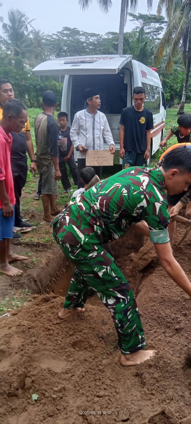 Laksanakan Tugas Kemanusiaan Dinsos, Kaur Makamkan Mayat Tanpa Identitas
