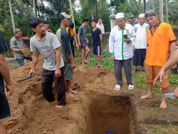 Laksanakan Tugas Kemanusiaan Dinsos, Kaur Makamkan Mayat Tanpa Identitas