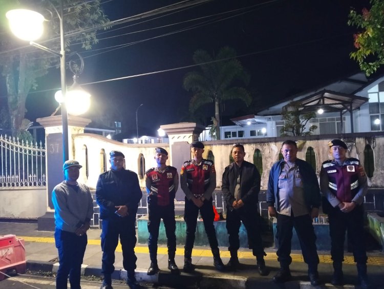 Pantau Situasi Kamtibmas,Polsek Cikole Laksanakan Patroli