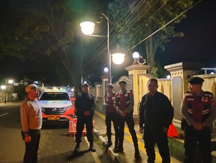 Pantau Situasi Kamtibmas,Polsek Cikole Laksanakan Patroli