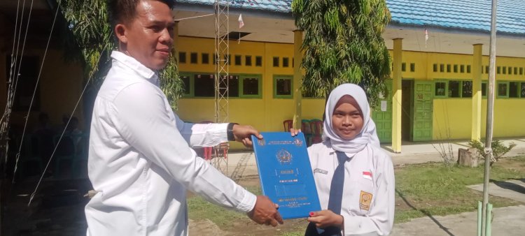 Pelepasan Siswa-Siswi SMPN 02 Kaur," Momen Sederhana Yang Bikin Bahagia"