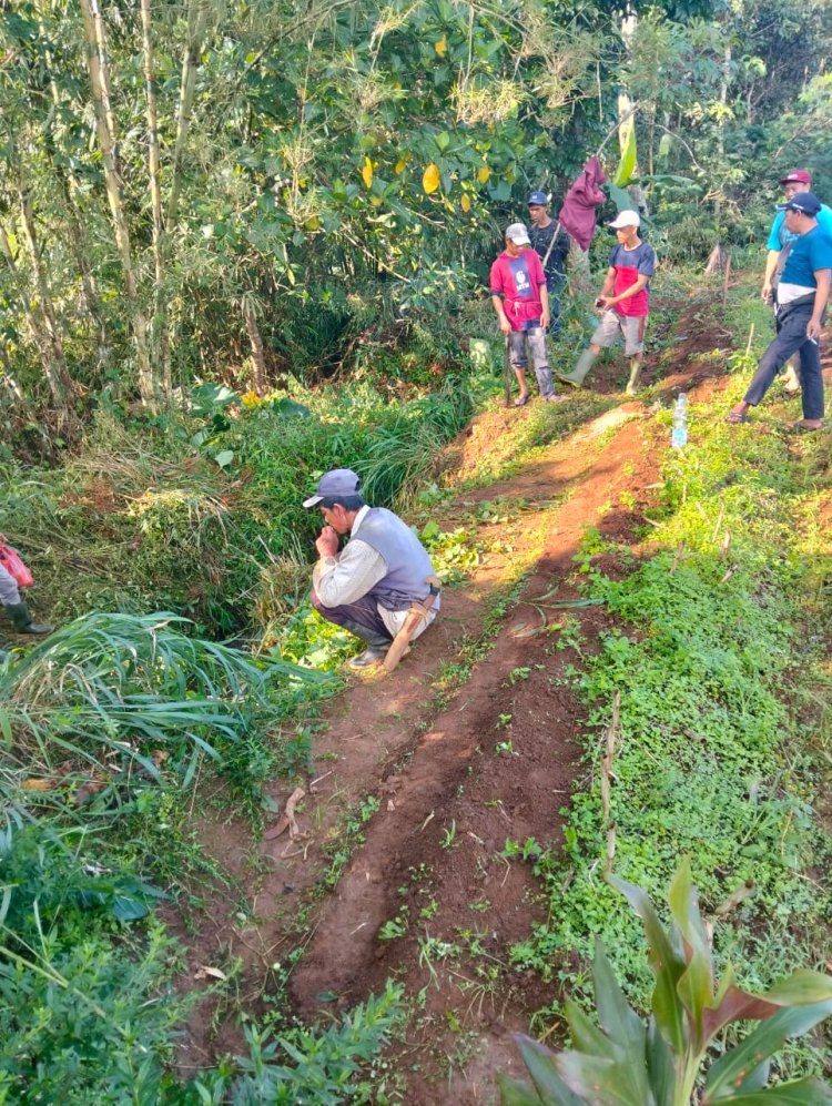 Kepala Dusun Buluh Gotong Royong Bersama Masyarakat Perbaiki Tanggul Irigasi yang Jebol
