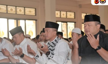 Kapolda Jabar dan Masyarakat Shalat Idul Adha di Mesjid Al Amman, Jaga Semangat Kebersamaan Dan Berbagi