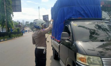 Jaga Kualitas Insfratruktur Jalan,Polsek Sukaraja Tegus Pengendara Over Loading