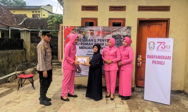 Polsek Kebonpedes Serahkan Bansos Bhayangkari Peduli Dalam Rangka HUT Bhayangkara ke -79