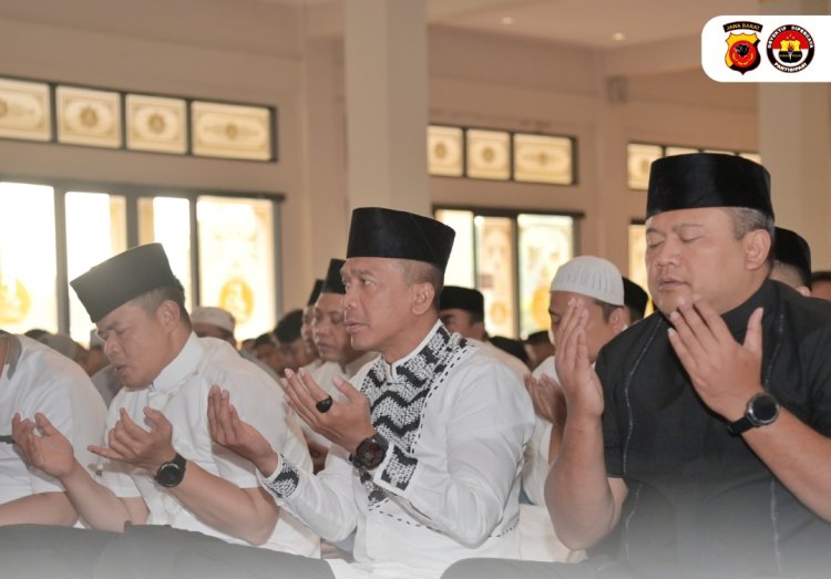 Kapolda Jabar dan Masyarakat Shalat Idul Adha di Mesjid Al Amman, Jaga Semangat Kebersamaan Dan Berbagi