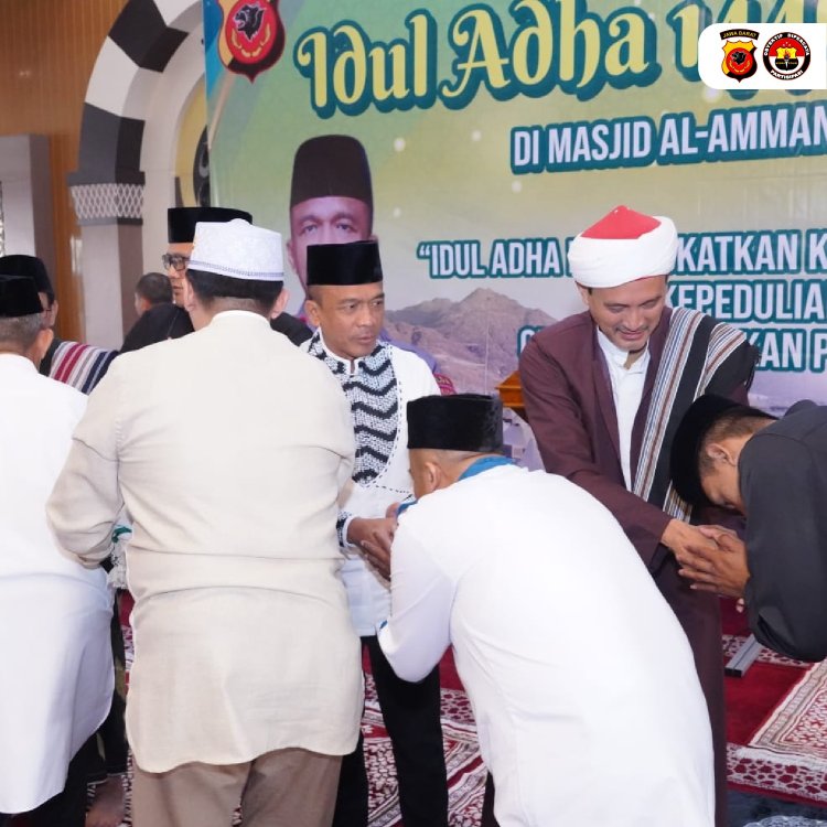 Kapolda Jabar dan Masyarakat Shalat Idul Adha di Mesjid Al Amman, Jaga Semangat Kebersamaan Dan Berbagi