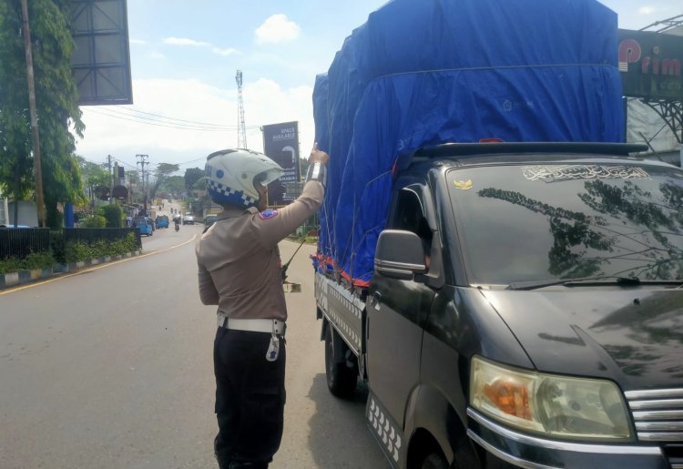 Jaga Kualitas Insfratruktur Jalan,Polsek Sukaraja Tegus Pengendara Over Loading