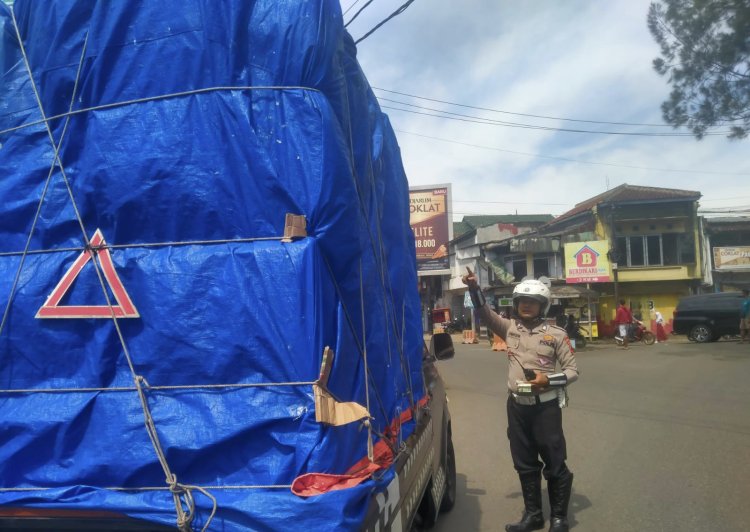 Jaga Kualitas Insfratruktur Jalan,Polsek Sukaraja Tegus Pengendara Over Loading