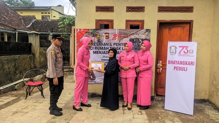 Polsek Kebonpedes Serahkan Bansos Bhayangkari Peduli Dalam Rangka HUT Bhayangkara ke -79