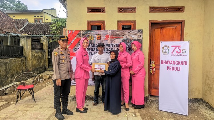 Polsek Kebonpedes Serahkan Bansos Bhayangkari Peduli Dalam Rangka HUT Bhayangkara ke -79