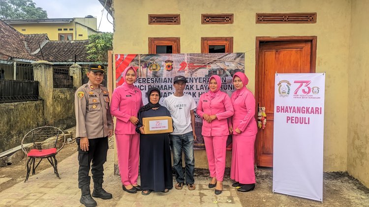 Polsek Kebonpedes Serahkan Bansos Bhayangkari Peduli Dalam Rangka HUT Bhayangkara ke -79
